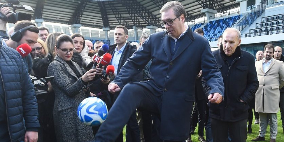 Piksi, gledaš li ovo? Predsednik Vučić pokazao umeće na novom stadionu u Loznici (VIDEO)