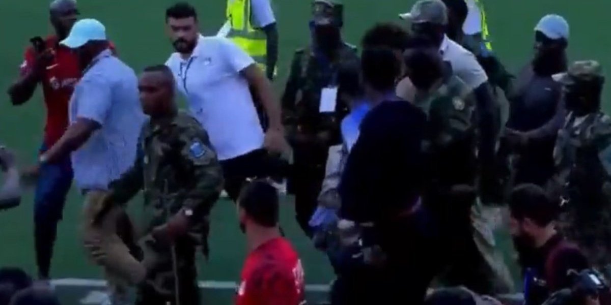 Šokantne scene! Fudbalsku zvezdu vojska izvodila sa terena! (VIDEO)