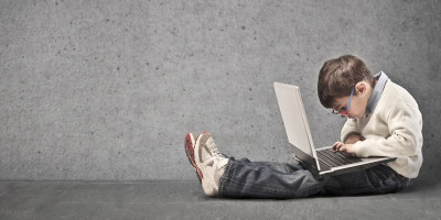 U Srbiji čak 86 odsto dece koristi internet svakodnevno, 74 odsto ima nalog na društvenim mrežama, a svako treće dete imalo je neko negativno iskustvo, pokazuju najnoviji podaci MUP-a.