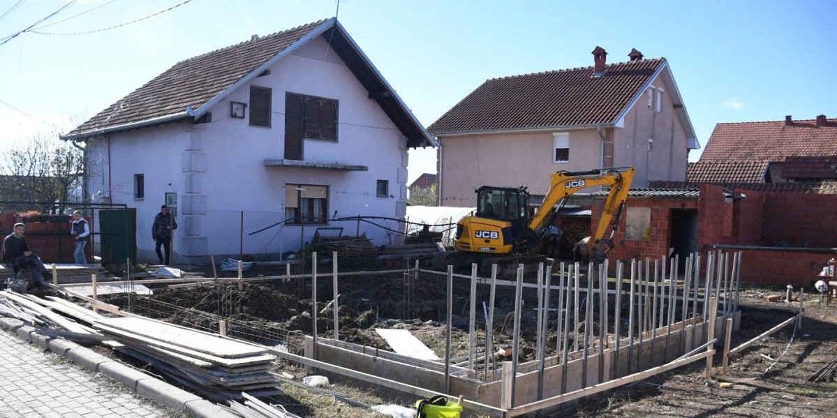 (FOTO) Porodice Ađančić u Babinom Mostu dobiće novu kuću zahvaljujući Kancelariji za KiM