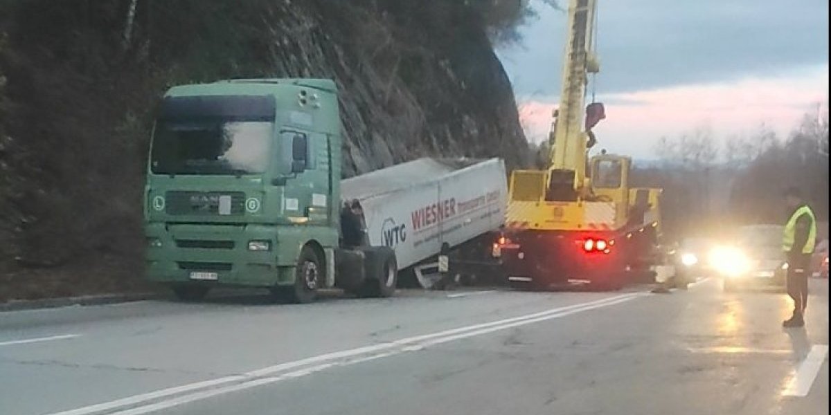 Haos na magistralnom putu Čajetina-Zlatibor! Otkačila se prikolica teretnjaka! (VIDEO)