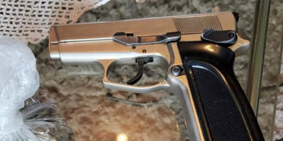 Neuspela trgovina oružja: Ostao bez novca i pištolja