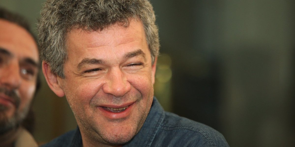 Srceparajuća slika iz Trebinja: Ćerka Nebojše Glogovca pored njegovog murala - prizor koji topi i najtvrđa srca (FOTO)