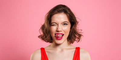 Britni Lakajo iz Hjustona u Teksasu osvojila je titulu žene sa najširim jezikom na svetu, nakon što se pokazalo da je njen jezik širi od hokejaškog paka i približno iste širine kao kreditna kartica.