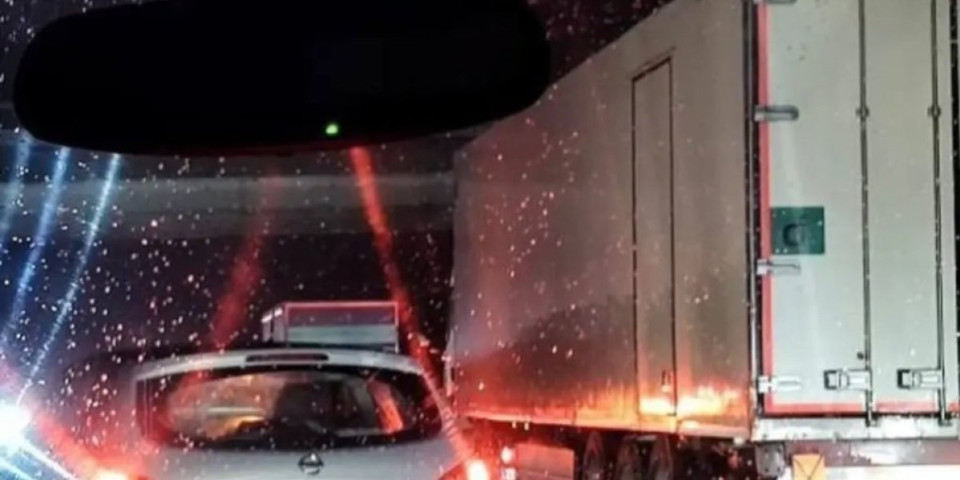 Lančani sudar na putu kod Inđije! Na autobus u kvaru naletelo više vozilo, poginula jedna osoba! (FOTO,  VIDEO)
