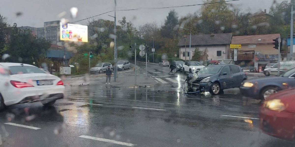 Kolaps u Beogradu: Sudarili se autobus i auto, gužva od Pančevačkog mosta