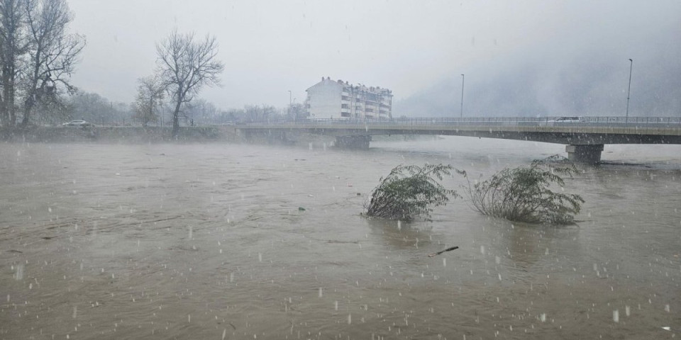 (VIDEO, FOTO) Drama u Prijepolju, Lim preti da se izlije svakog trenutka: Vodostaj reke od jutros porastao za skoro pola metra