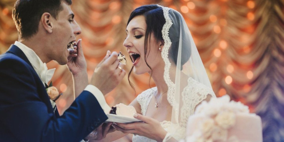Da li znate zašto se mladenci hrane tortom na venčanju? Prvi bračni zadatak!