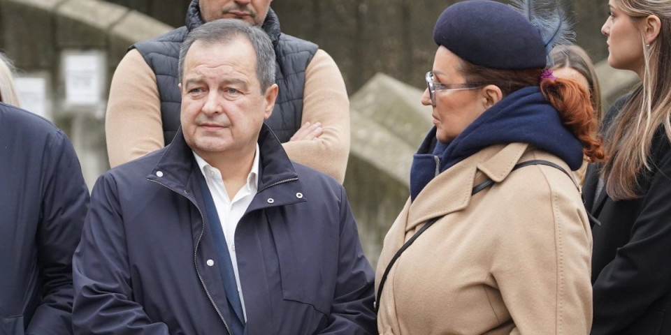 Četiri godine od Mrkine smrti - Ivica Dačić i Ana Bekuta izašli na groblje