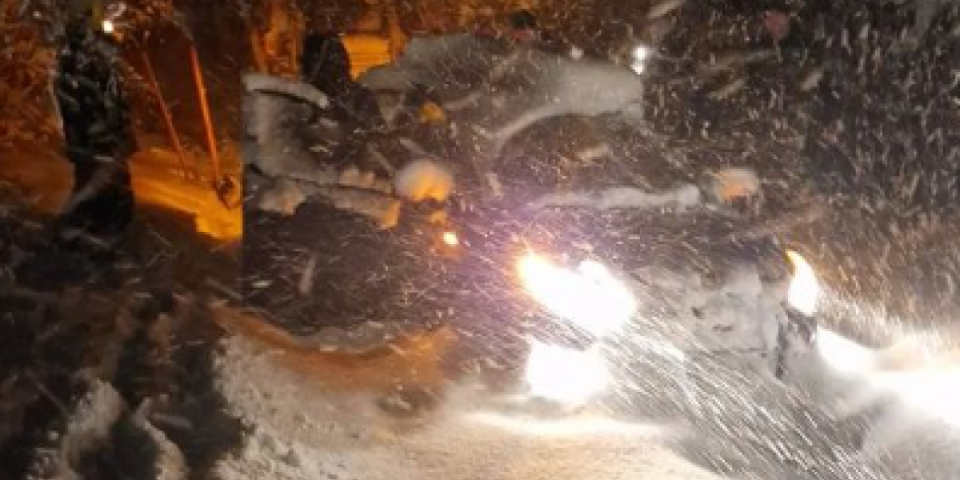 Dve osobe zarobio sneg u automobilu! Drama u Dobrom Dolu (FOTO)