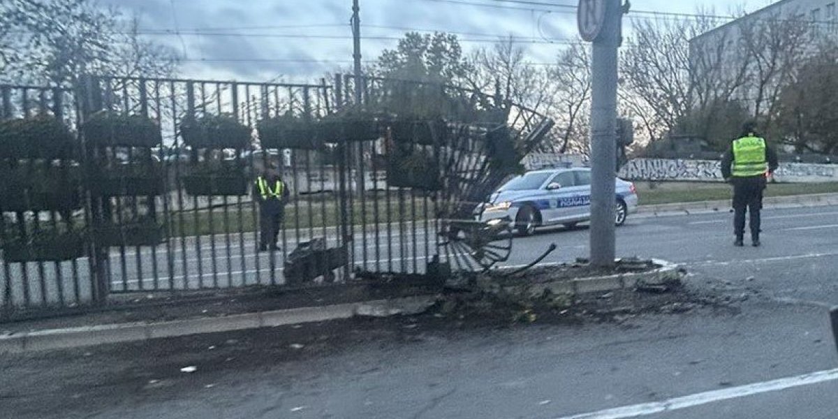 Auto potpuno skrckan! Saobraćajka u Beogradu (VIDEO)