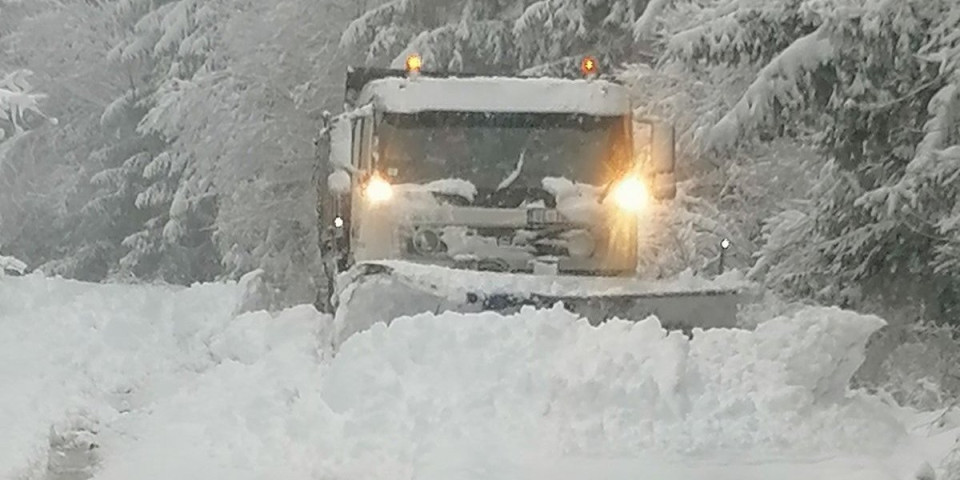 Normalizovan saobraćaj u Zlatiborskom okrugu! Sneg stvorio velike probleme (FOTO)