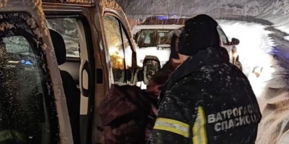 Drama na putu Vranje- Kriva Feja! Iz zavejanog autobusa vatrogasci spasili 24 putnika!