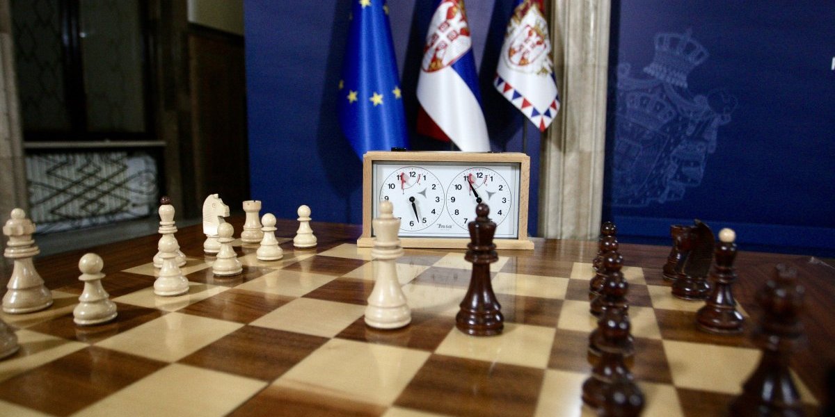 Završni čin velike partije šaha: Vučićev tihi mat, blokaderi razbili opoziciju u paramparčad!