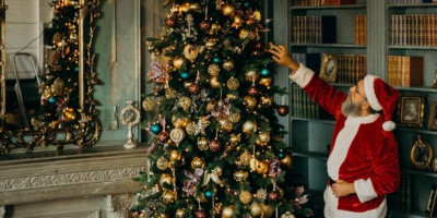 Kićenje novogodišnje jelke sem što zbližava celu porodicu, takođe i čini dom još lepšim, a uz ovih 5 trikova izgledaće kao da je iz časopisa.