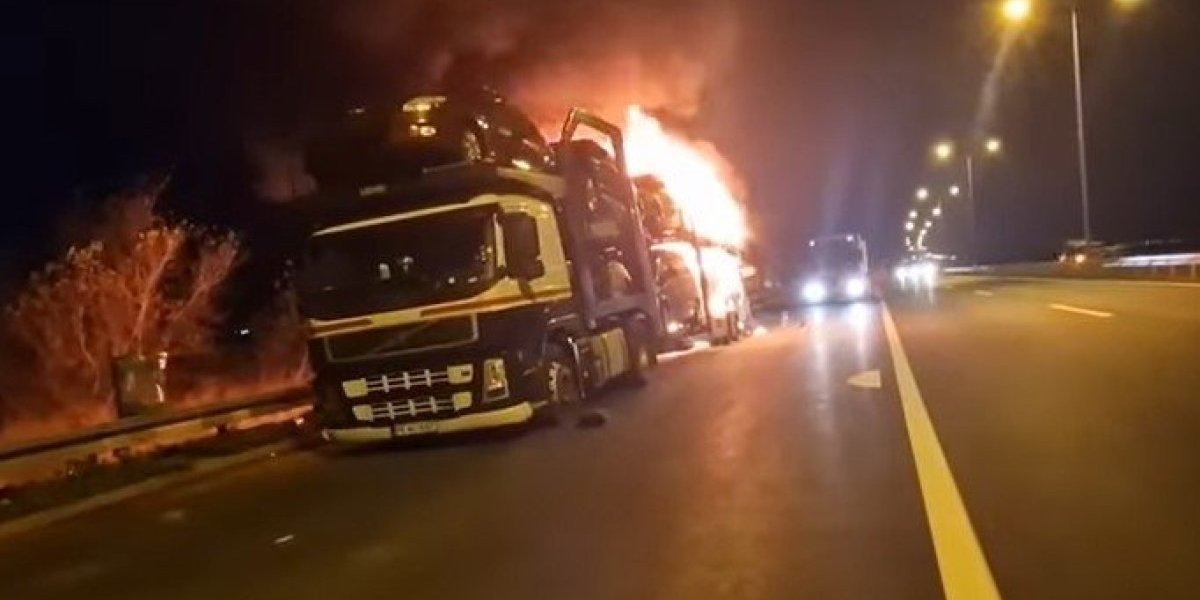 Bukti požar kod Ostružnice: Zapalio se kamion koji prevozi automobile