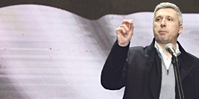 Politički penzioner Boško Obradović pojavio se na maloposećenom blokaderskom skupu u Čačku, ali je praktično oteran.