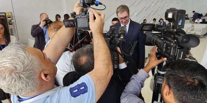 Veliko interesovanje stranih medija! Brojni novinari čekali na izjave predsednika Vučića u Dubaiju (VIDEO)