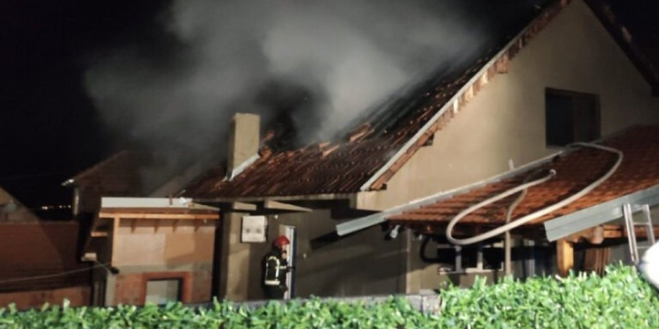 Požar uznemirio Kragujevčane! Zapalio se krov kuće, vatrogasci sprečili širenje vatrene stihije