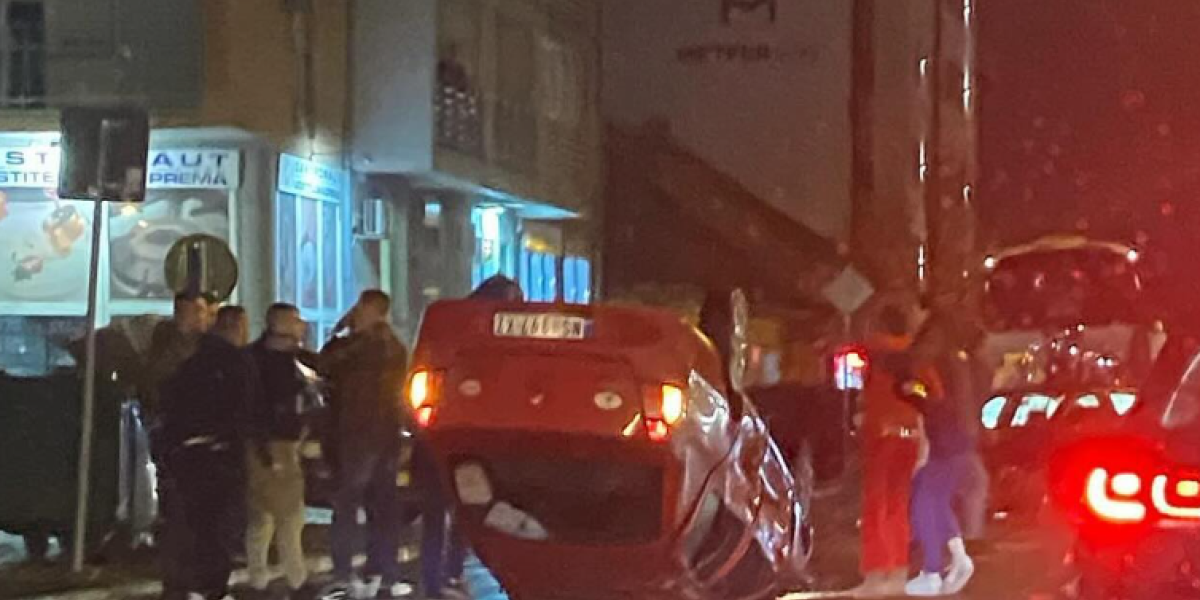 Strašna slika iz Novog Sada! Posle sudara na Temerinskom putu, automobil se prevrnuo na krov (FOTO)