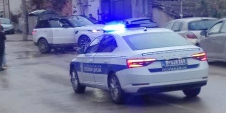 Devojka povređena kada je automobilom sletela sa puta: Detalji nesreće u Karlovčiću