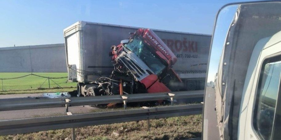 Kamion smrskan u sudaru: Stravični prizori na autoputu kod Novih Banovaca (VIDEO/FOTO)