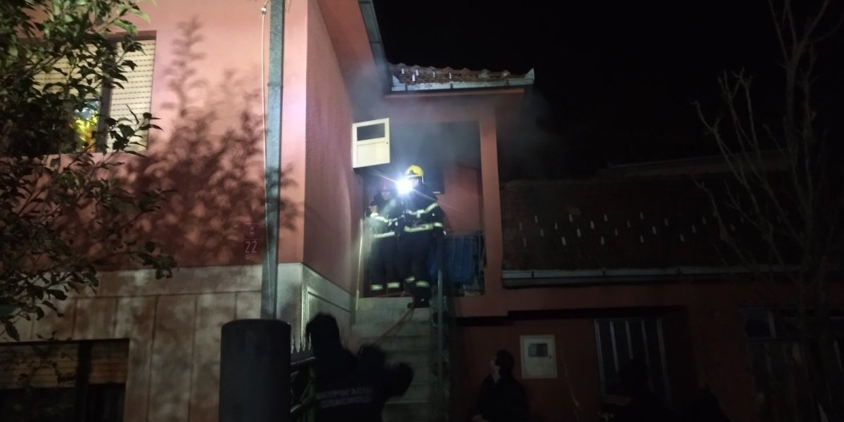 Požar u Kragujevcu! Starica (78) palila kartone u kući, ona i sin zadobili povrede po licu i kosi! (FOTO)