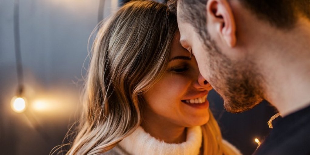 Neodoljivi su im! Žene ovih horoskopskih znakova padaju na starije muškarce