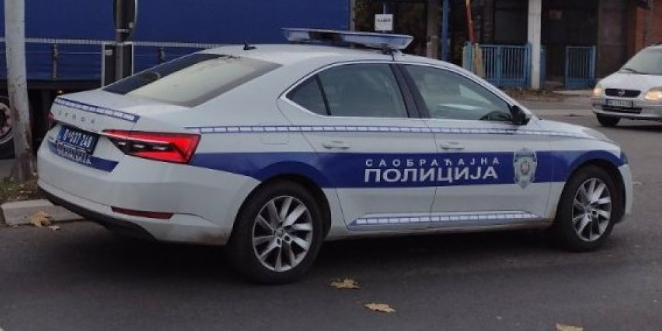 Teško povređen muškarac: Automobilom sleteo sa Kragujevačkog puta