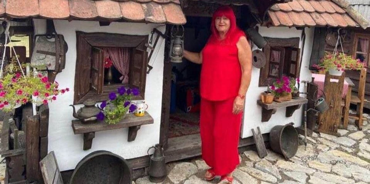 Zovu je "Crvena Zorica"! Žena iz Bosne je opsednuta ovom bojom - nosi je i na sahrane, a spremila je i svoj nadgrobni spomenik