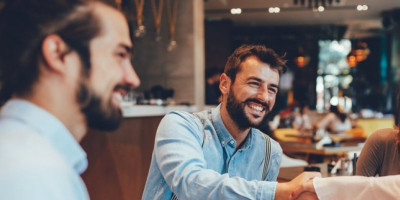 Novozelanđanka se prijatno iznenadila kada su je u kafiću u Srbiji muškarci propustili da prva uđe u toalet, a oduševljenje tim gestom podelila je na svom TikTok profilu i dodala kako će ga pamtiti čitavog života.