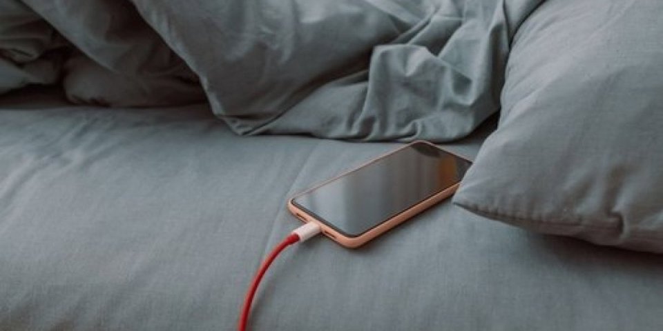 U krevet bez telefona: Stručnjaci upozoravaju na jednu stvar, tiče se srca