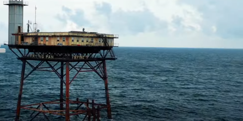 Ovo je najopasniji hotel na svetu! Nalazi se usred mora i okružen je ajkulama (VIDEO)