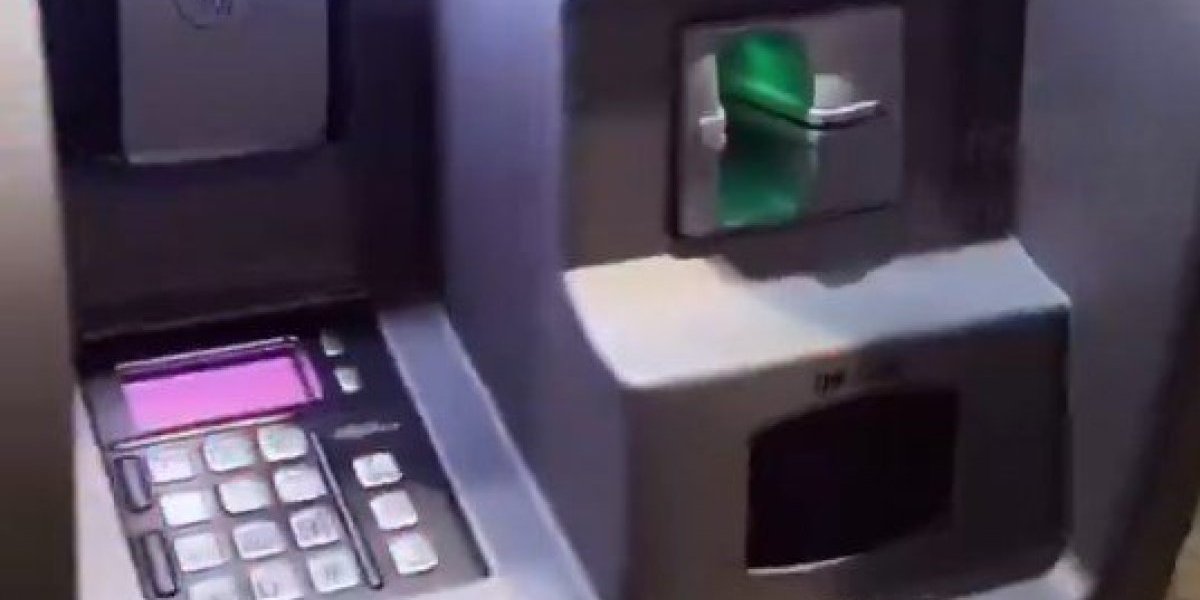 Ovako vam kradu novac na bankomatima! Pazite na šta prislanjate kartice - snimak otkrio veliku prevaru (VIDEO)