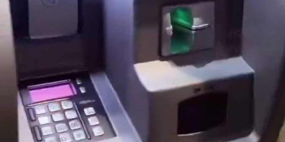 Ovako vam kradu novac na bankomatima! Pazite na šta prislanjate kartice - snimak otkrio veliku prevaru (VIDEO)