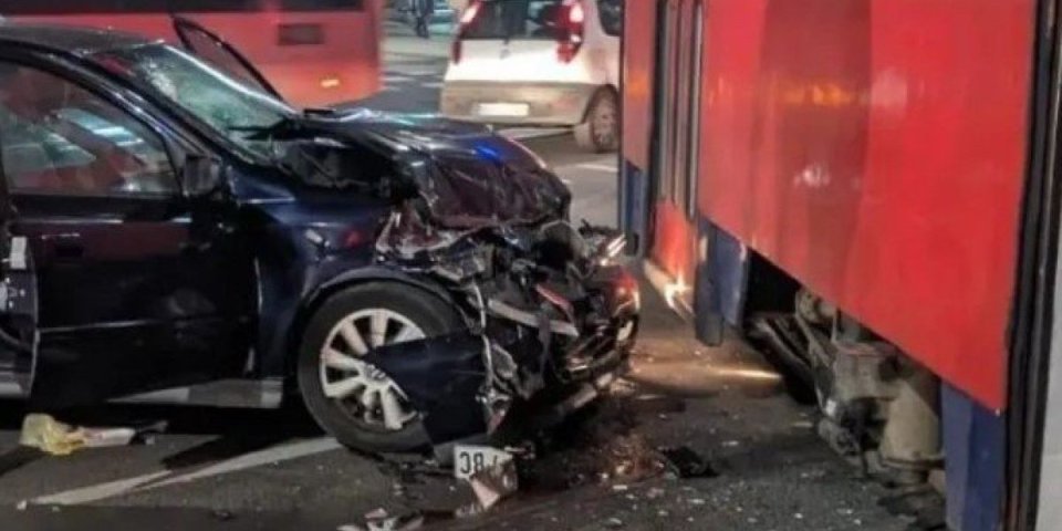 Tri osobe povređene u nesreći: Sudarili se automobil i tramvaj u centru Beograda