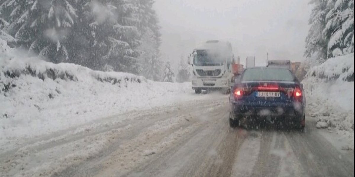 Oprez! Očekuju se gužve u saobraćaju, sneg otežava vožnju