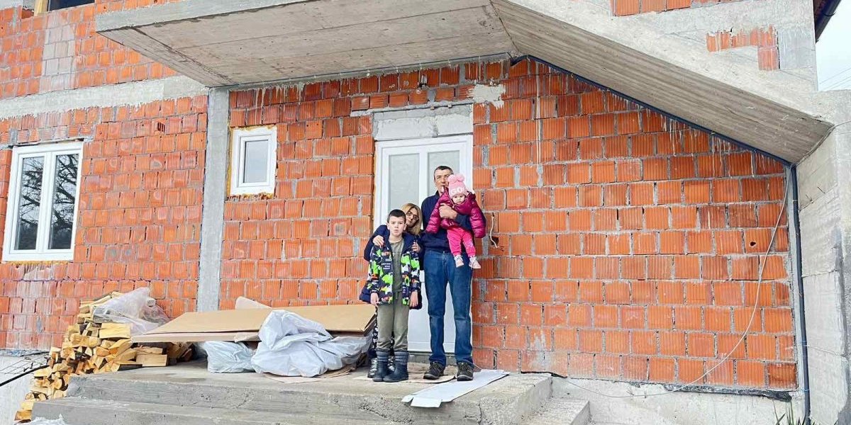 Nova kuća za Novu godinu! Teodosijevićima prošle zime u Kremnima sve izgorelo, a sad se raduju!