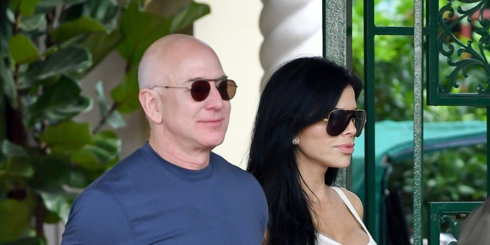 Bahanalije na vrhuncu: Bezos blokirao celu ulicu - neobičan način dostave nameštaja u penthaus šokirao stanare (VIDEO)