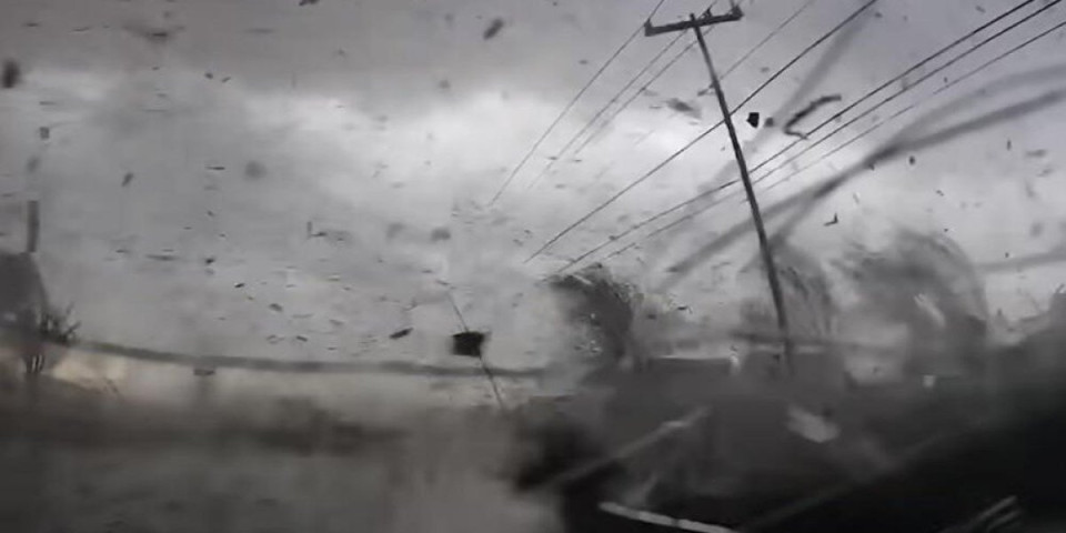 (VIDEO) Bože, ima li te?! Superćelijska kataklizma! Ceo grad se ruši, razorna oluja ubija sve pred sobom!