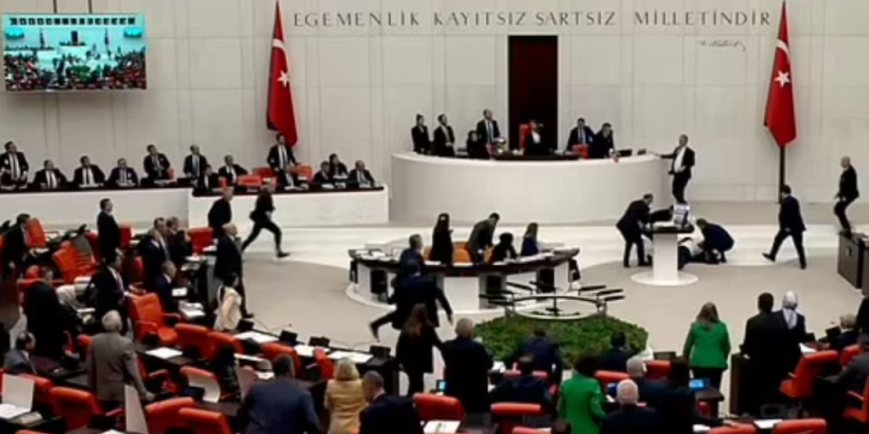 Izjavio da će "Izrael pretrpeti Alahov gnev" i samo se srušio! Turski poslanik doživeo srčani udar u parlamentu (VIDEO)