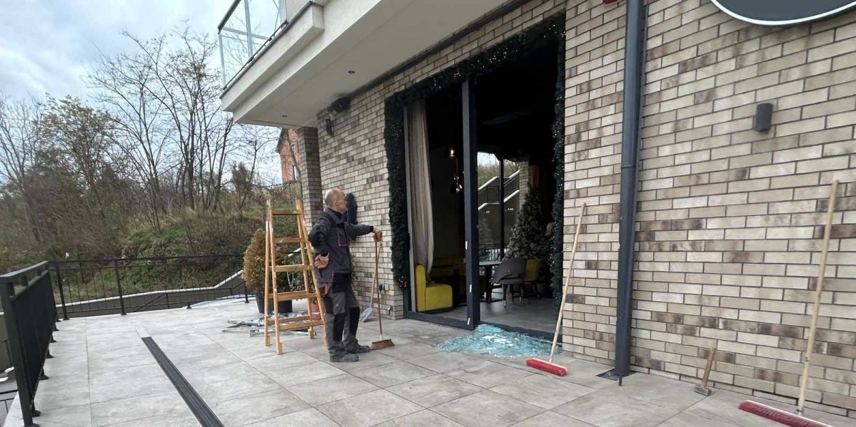 Prve fotografije lokala na koji je bačena bomba! Razbijeno staklo, srča na sve strane (FOTO)