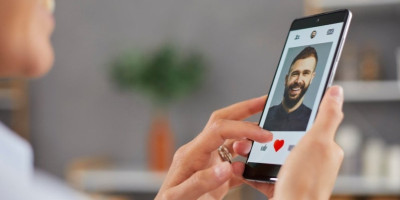 Klasične aplikacije za upoznavanje, poput "Tindera", koje funkcionišu po principu "swipe left" i "swipe right", pale su u zaborav, a padel tokom kog upoznavanje kreće uz "loptice" zaludeo je mlade u Srbiji.