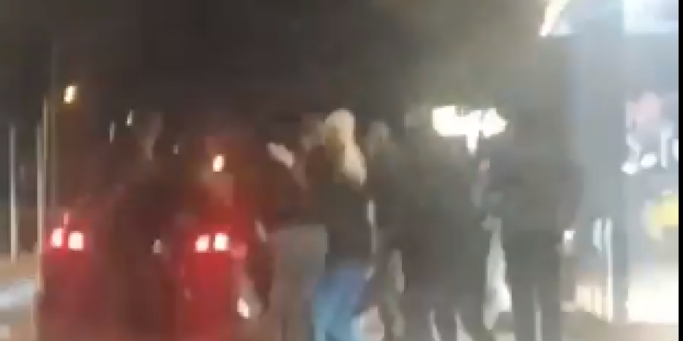 Jezive scene u Mostaru! Huligani tukli mladića pred majkom, nisu odustali dok nisu uspeli u svojoj nameri (VIDEO)