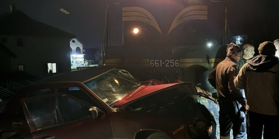 Sin poginuo, otac teško povređen! Teška nesreća kod Loznice, voz naleteo na automobil!