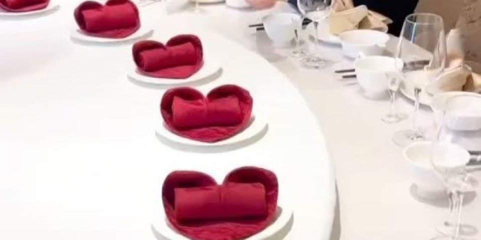 Savršena praznična dekoracija! Evo kako da napravite salvete u obliku srca (VIDEO)