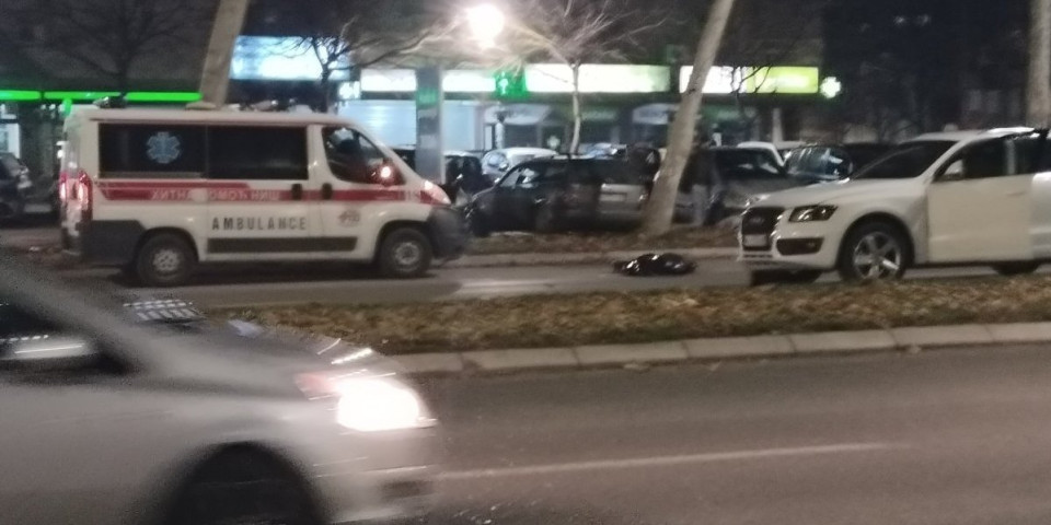 Pregažena žena leži na ulici nadomak pešačkog prelaza! Jeziva nesreća u Belegišu! (FOTO)