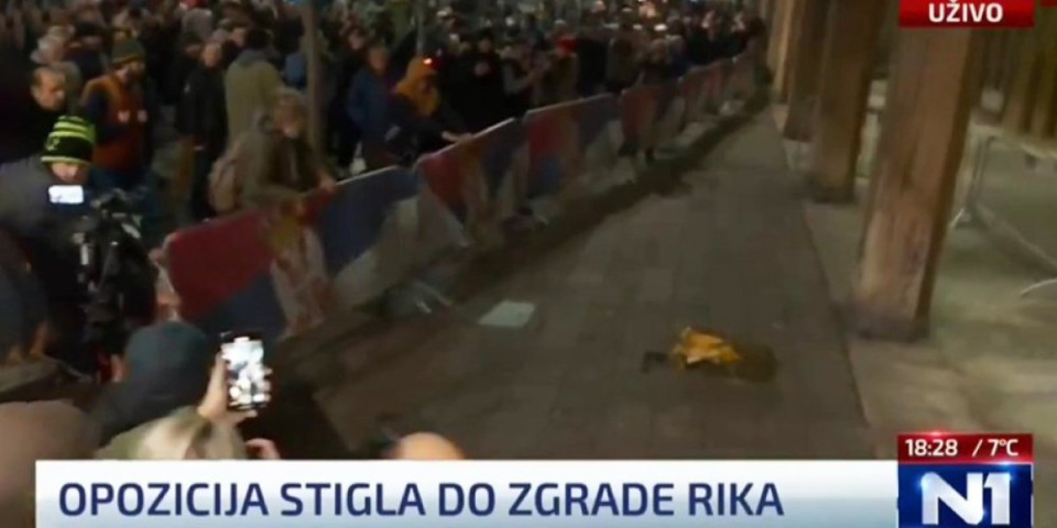 Đilasovci napravili haos: Kidišu po srpskoj zastavi, žele nasilno da upadnu u RIK! (VIDEO)