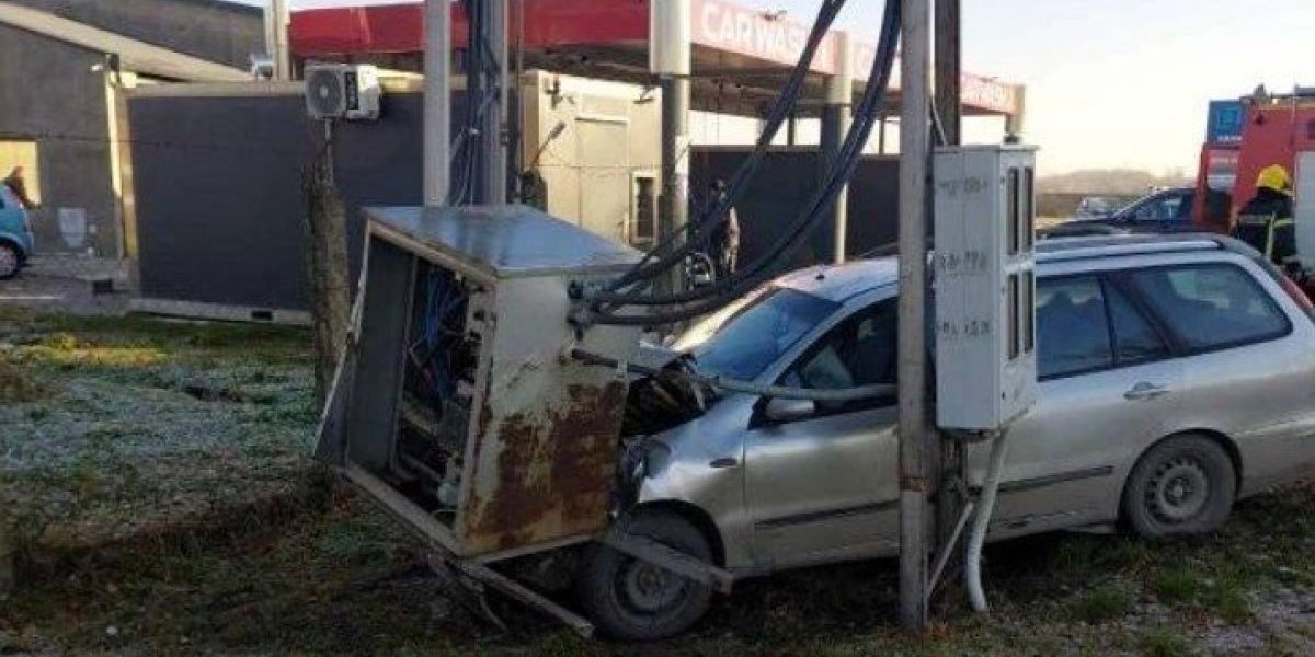 Automobil sleteo sa puta i zakucao se u trafo stanicu: Vatrogasci na terenu u Baču