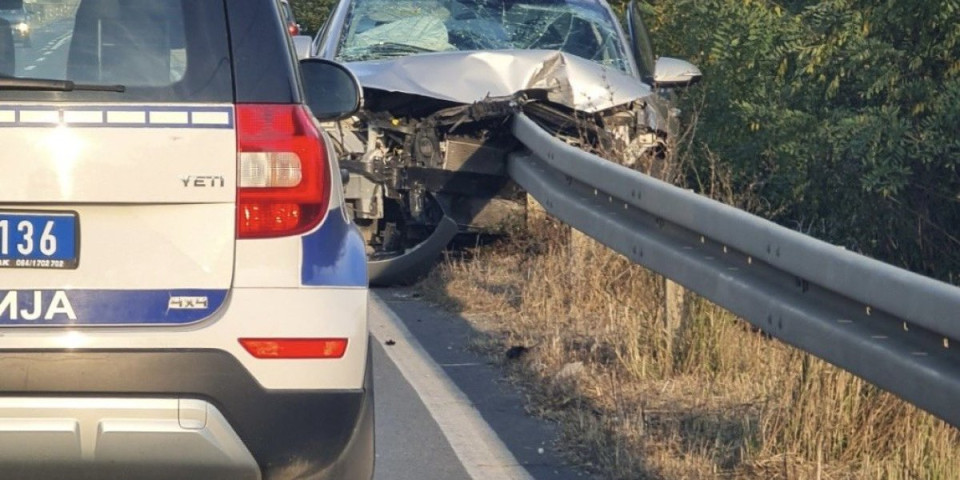 Metalna ograda prošla kroz automobil: Stravična nesreća kod Lapova